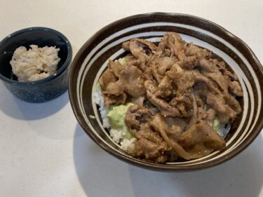 さっぱり濃厚アボカド豚マヨ丼の簡単レシピ！～ヨーグルトが隠し味の絶品ソース～